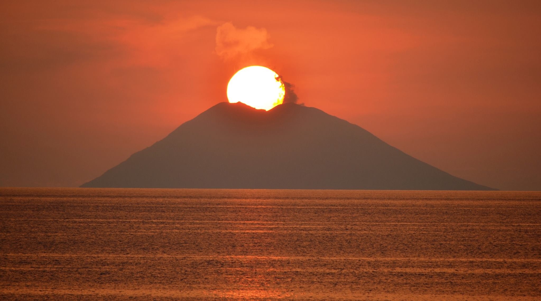 ..come questo nel cratere del vulcano stromboli..